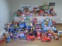 Entrega cesta solidaria a Caritas