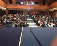 Perspectiva del Salón de Actos del Complejo Policial Canillas desde la tribuna (Redacción: Marta Peiro/Imagen: Ángel G. Collantes/Julia Robles/Javier Sanz)