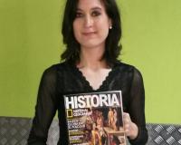 María Lara posa con un ejemplar de la revista