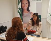 Profesora y alumna, durante el aprendizaje (Redacción y fotografía: Luis Miguel Belda)